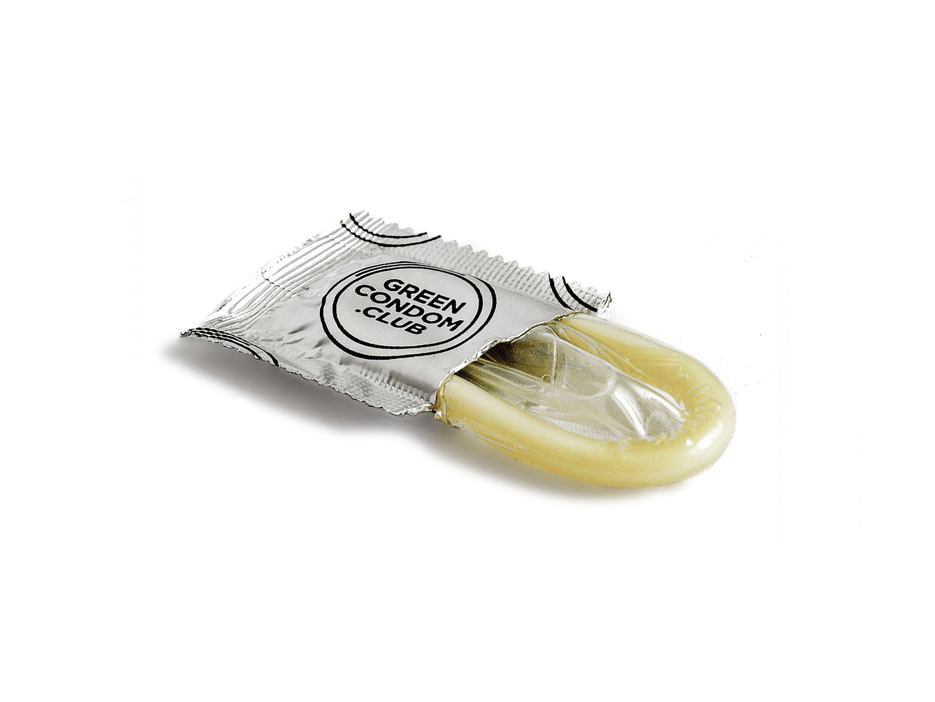 Un preservativo mitad abierto con su packaging