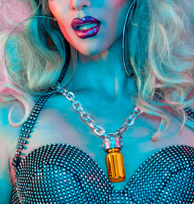Foto de un drag queen con un colar Double Scorpio especial para aromas