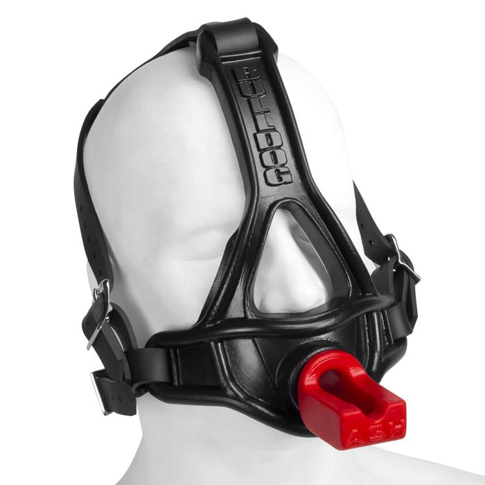Máscara arnés bulldog puesto en un manequín blanco y con el accesorio para ceniza de color rojo y con las lettras ASH 