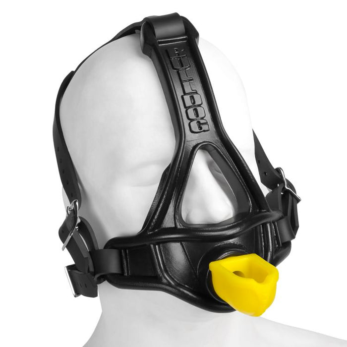 Máscara arnés bulldog puesto en un manequín blanco y con el accesorio para urina de color amarillo