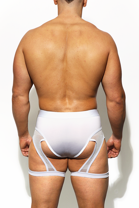 Modelo musculoso mostrando el suspenso boxer jj malibu blanco desde atras