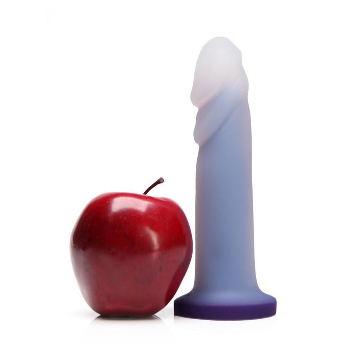 Dildo anal estimulador de prostata de doble textura azul de modelo Flurry de marca Tantus al lado de una manzana sobre un fondo blanco