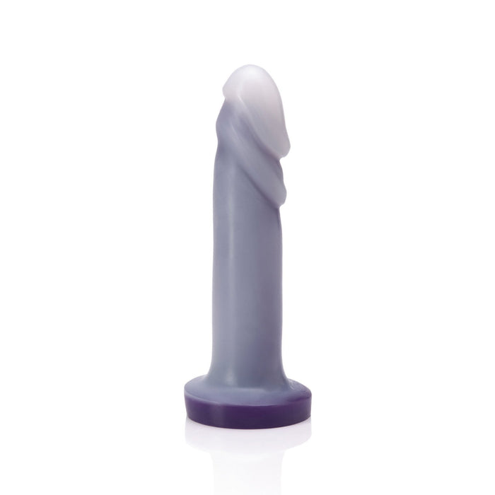 Dildo anal estimulador de prostata de doble textura azul de modelo Flurry de marca Tantus sobre un fondo blanco