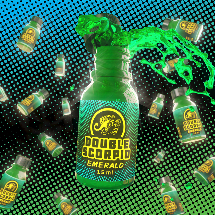 Botella de aroma Double Scorpio Emerald sobre un fondo de puntos verdes y negros y con otras botellas mas chiquitas del mismo aroma