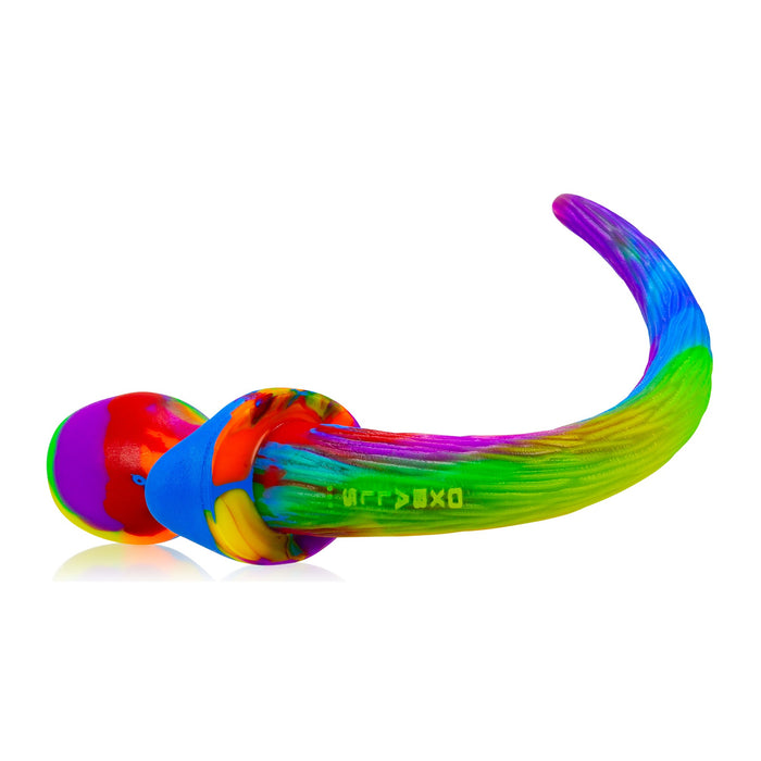 Puppy tail de color rainbow visto desde abajo y mostrando una escritura oxballs 