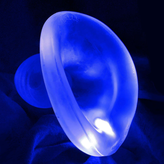 plug anal con hueco para abrir el ano de color transparente alumbrado por la led de color azul 