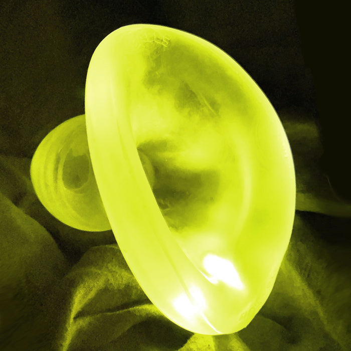 plug anal con hueco para abrir el ano de color transparente alumbrado por la led de color amarillo