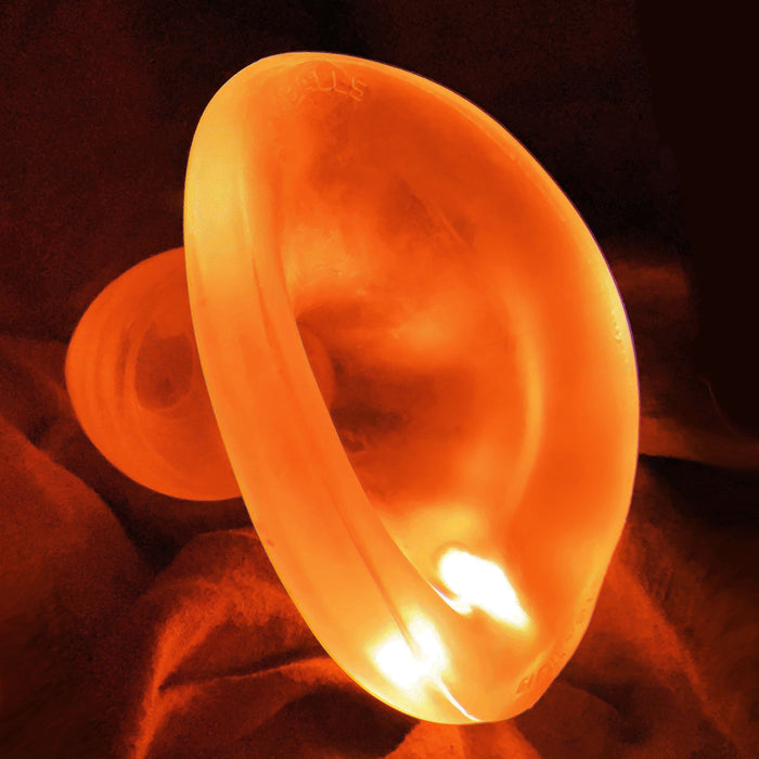 plug anal con hueco para abrir el ano de color transparente alumbrado por la led de color naranja