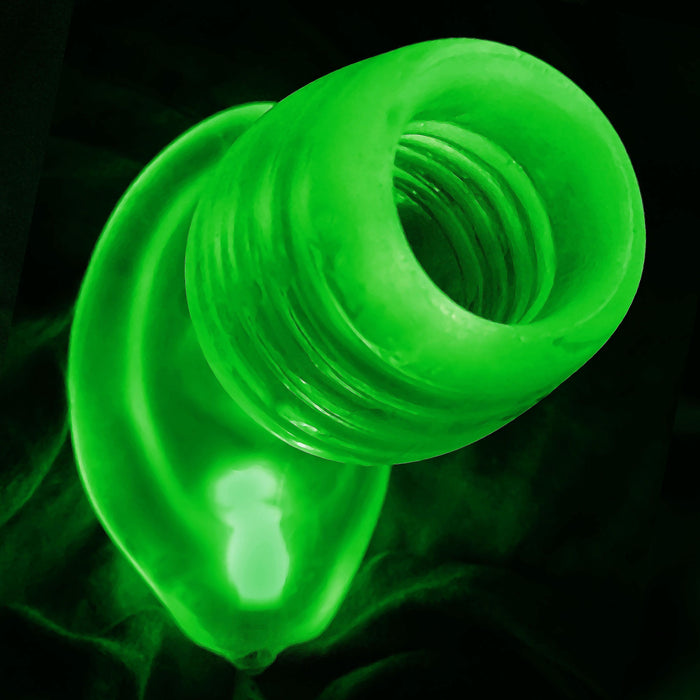 plug anal con hueco para abrir el ano de color transparente alumbrado visto de frente con la led verde profundop