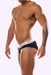 Modelo musculoso llevando puesto el suspensor clasico jj malibu de color negro visto de lado izquierdo